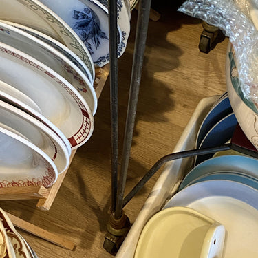 Fernsehtisch / Beistelltisch auf Rollen - eiserne „Spinnenbeine“ - dunkelrote Tischplatte und zusätzlicher Stauraum an der Unterseite