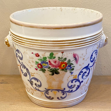 Cachepot / bloempot - porselein - handbeschilderd - décor van een mand/vaas met rozen en andere bloemen