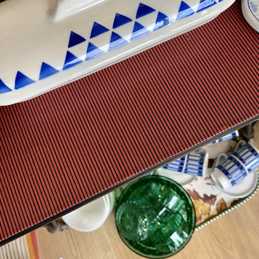 Fernsehtisch / Beistelltisch auf Rollen - eiserne Eiffelturm-„Spinnenbeine“ - dunkelrote Tischplatte