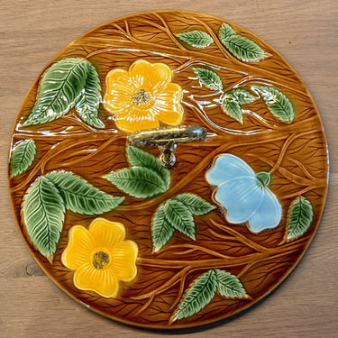 Plateau mit goldfarbenem Griff - Sarreguemines - braunes Steingutdekor mit gelben und blauen Blumen im Relief