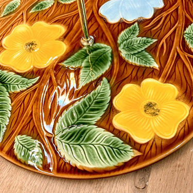 Plateau mit goldfarbenem Griff - Sarreguemines - braunes Steingutdekor mit gelben und blauen Blumen im Relief