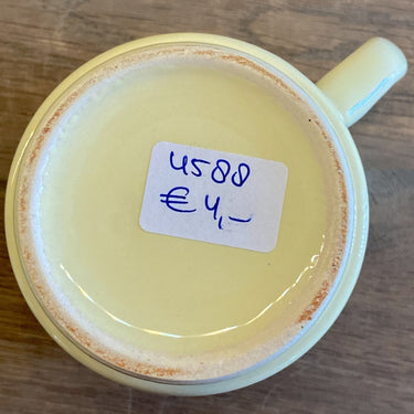 Mok / Beker - ongemerkt - pastelgeel met opschrift OXO in rood