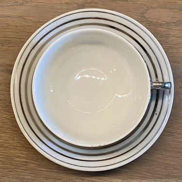 Kopje en schoteltje - klein model van fijn porselein - wit met zilveren lijnen