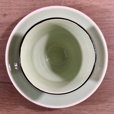 Tasse und Untertasse - Boch - 1950er Jahre - schwarze Tasse mit pastellgrüner Innenseite und pastellgrüner Untertasse