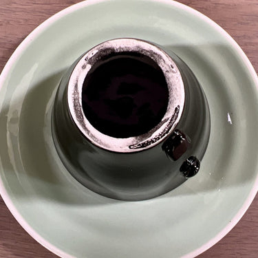 Tasse und Untertasse - Boch - 1950er Jahre - schwarze Tasse mit pastellgrüner Innenseite und pastellgrüner Untertasse