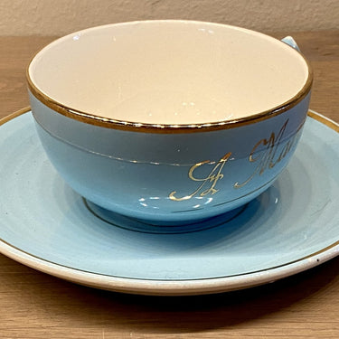 Tasse und Untertasse - Boch La Louviere - Azurblau mit goldfarbener Linie - Aufschrift 'A Maman'