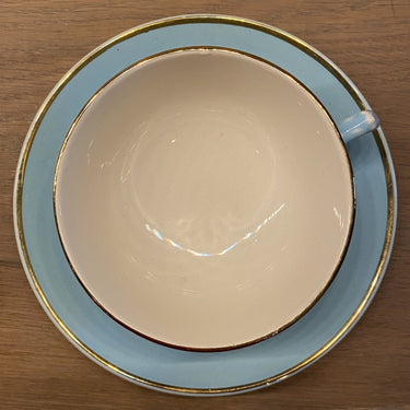 Tasse und Untertasse - Boch La Louviere - Azurblau mit goldfarbener Linie - Aufschrift 'A Maman'