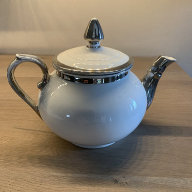 Theepotje – wit porselein met zilverkleurige tuit, knopje en randen