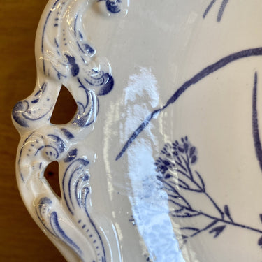 Schaal op lage voet - mooie oren - ongemerkt, maar is van Boch / Boch Frères - decor COQUILLE in lila / paars