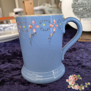 Mokje – decor van roze bloemetjes en groudkleurige blaadjes op een blauwe ondergrond