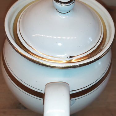 Theepotje - wit emaille met goudkleurige lijnen - GBN (Gebrüder Bing Nürnberg)