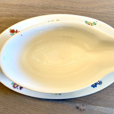 Gravy boat – Petrus Regout – peony decoration on model Boudewijn