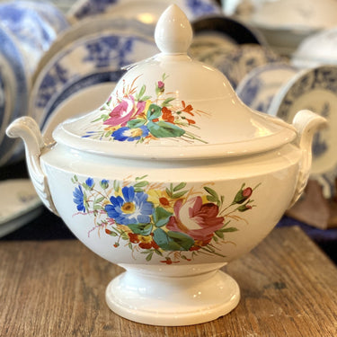 Soepterrine op hogere voet – ongemerkt – decor van handgeschilderde bloemen in vrolijke kleuren op gebroken witte ondergrond