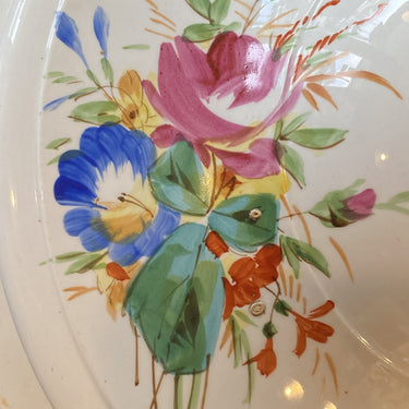 Soepterrine op hogere voet – ongemerkt – decor van handgeschilderde bloemen in vrolijke kleuren op gebroken witte ondergrond