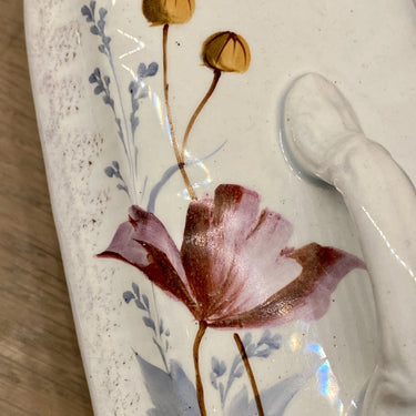 Kammenbakje / borstelbakje - met twee luchtgaten - ongemerkt - met handgeschilderde bloemen in herfstkleuren