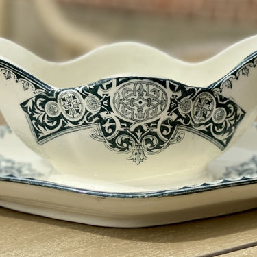 Juskom / saucière - ongemerkt (maar waarschijnlijk Longwy) - decor van diepgroene figuren