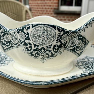Juskom / saucière - ongemerkt (maar waarschijnlijk Longwy) - decor van diepgroene figuren