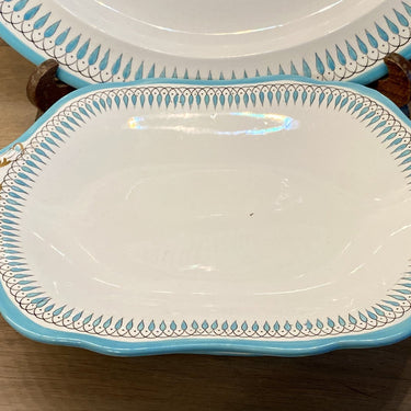 Dish on low foot - Wedgwood - decoration of azure blue hand-painted leaf garland on the edge