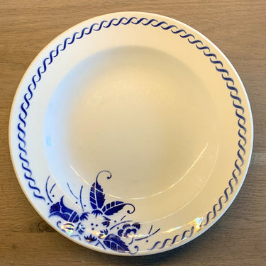 Tiefer Teller / Suppenteller / Pastateller - Boch - gespritztes Dekor einer blauen Blume mit Locken um den Rand