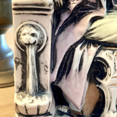 Figur / Buchstütze eines sitzenden Mannes in grün/rosa Rokoko-Kleidung und einer Taube - Porzellan - Porzellanfabrik Frie