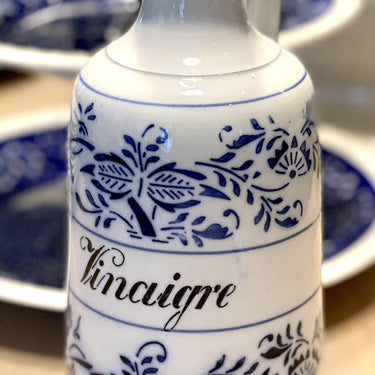 Karaf voor azijn - ongemerkt - wit met blauw décor (lijkt op décor DRESDEN van Regout) - met origineel stopje