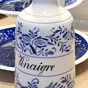 Karaf voor azijn - ongemerkt - wit met blauw décor (lijkt op décor DRESDEN van Regout) - met origineel stopje