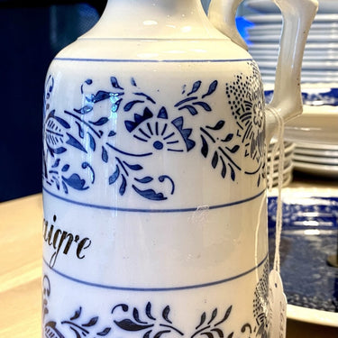 Karaf voor azijn - ongemerkt - wit met blauw décor (lijkt op décor DRESDEN van Regout) - met origineel stopje