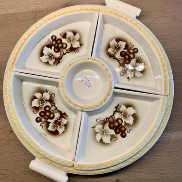 Snackschaal met 5 losse inzetbakjes - spuitdécor / Spritzdekor van bruine druiven - crème met gele rand