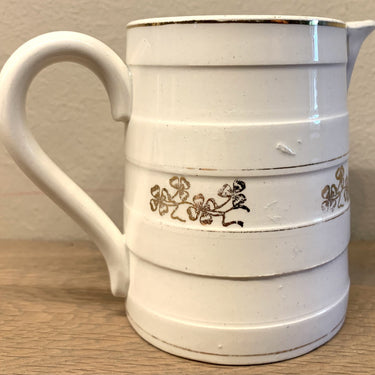 Reifenkrug - Nimy - Dekoration aus goldfarbenen Blumen