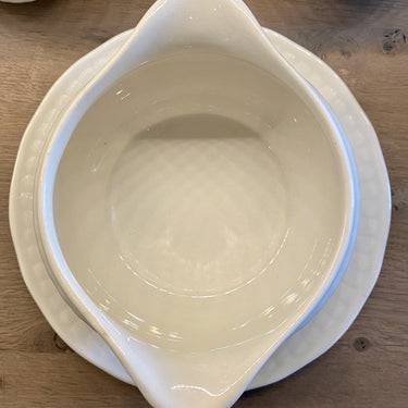 Sauciere auf festem Fuß und mit zwei Ausgießern - Boch - cremefarben - Form TRIANON