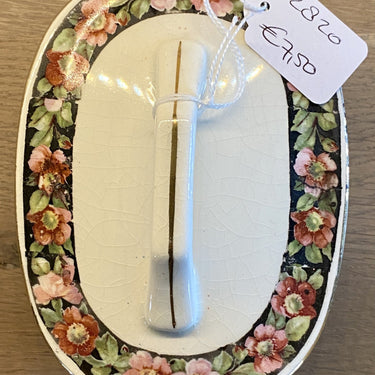Zeepbakje - ovaal - met deksel - ongemerkt - decor is rand van donker- en lichtroze bloemen met goudkleurige lijntjes