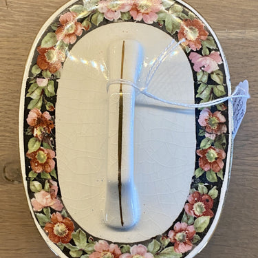 Zeepbakje - ovaal - met deksel - ongemerkt - decor is rand van donker- en lichtroze bloemen met goudkleurige lijntjes