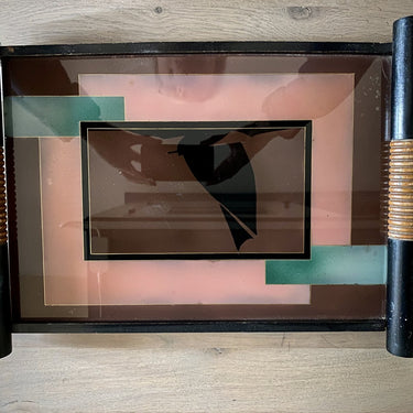 Tablett - schwarz gebeiztes Holz mit braunen holzfarbenen Griffen und Glassockel