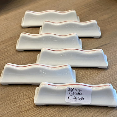 Messenleggers - porselein - golvend model - 6 stuks - wit met een rood biesje bovenop