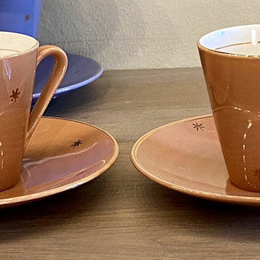 Kop en schotel - ongemerkt - bruin met goudkleurige sterretjes en een goudkleurig lijntje in het kopje