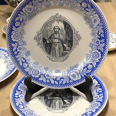 Dekoteller / Speiseteller - Boch Frères Keramis - St. Ambroise Dekor in schwarz/weiß - mit blau/weißem Blumenrand