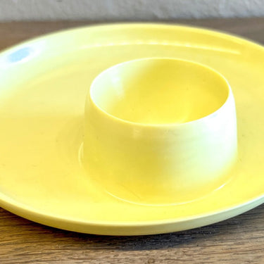 Eierdop op een klein plateautje - kunsstof - Elysee Melamine in pastelgele kleur