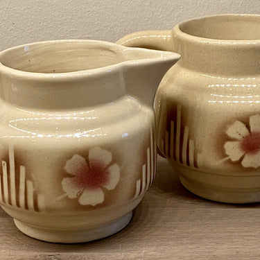 Kannetje voor bijv. melk - ongemerkt - spuitdecor / spritzdekor van roze bloemen en strepen op een beige ondergrond