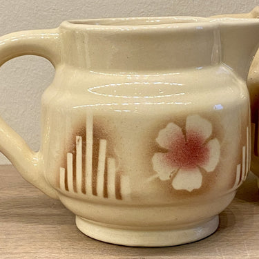 Kannetje voor bijv. melk - ongemerkt - spuitdecor / spritzdekor van roze bloemen en strepen op een beige ondergrond