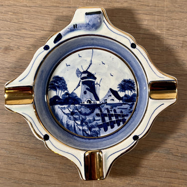 Aschenbecher - kleines quadratisches Modell - handbemalt Delft Blau / Made in Holland - Dekor mit goldfarbenen Akzenten