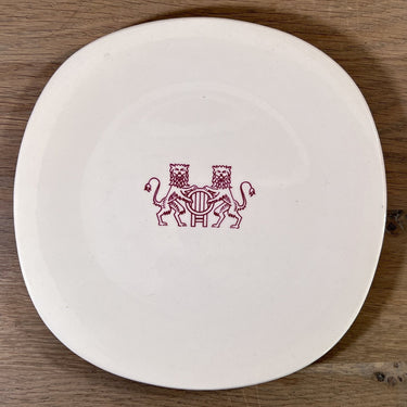 Frühstücksteller / Dessertteller - quadratischeres Modell - Boch - Dekor von 2 Löwen um ein Weinfass