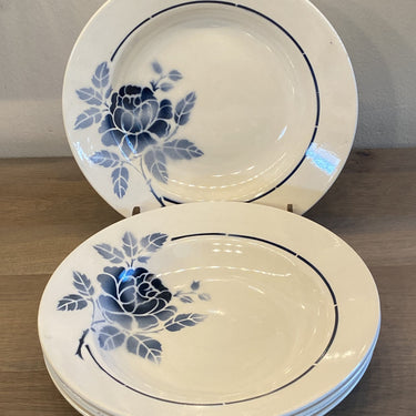 Bord - diep - St. Amand - decor 202 (ROSINE) van een blauwe roos in spuitdecor